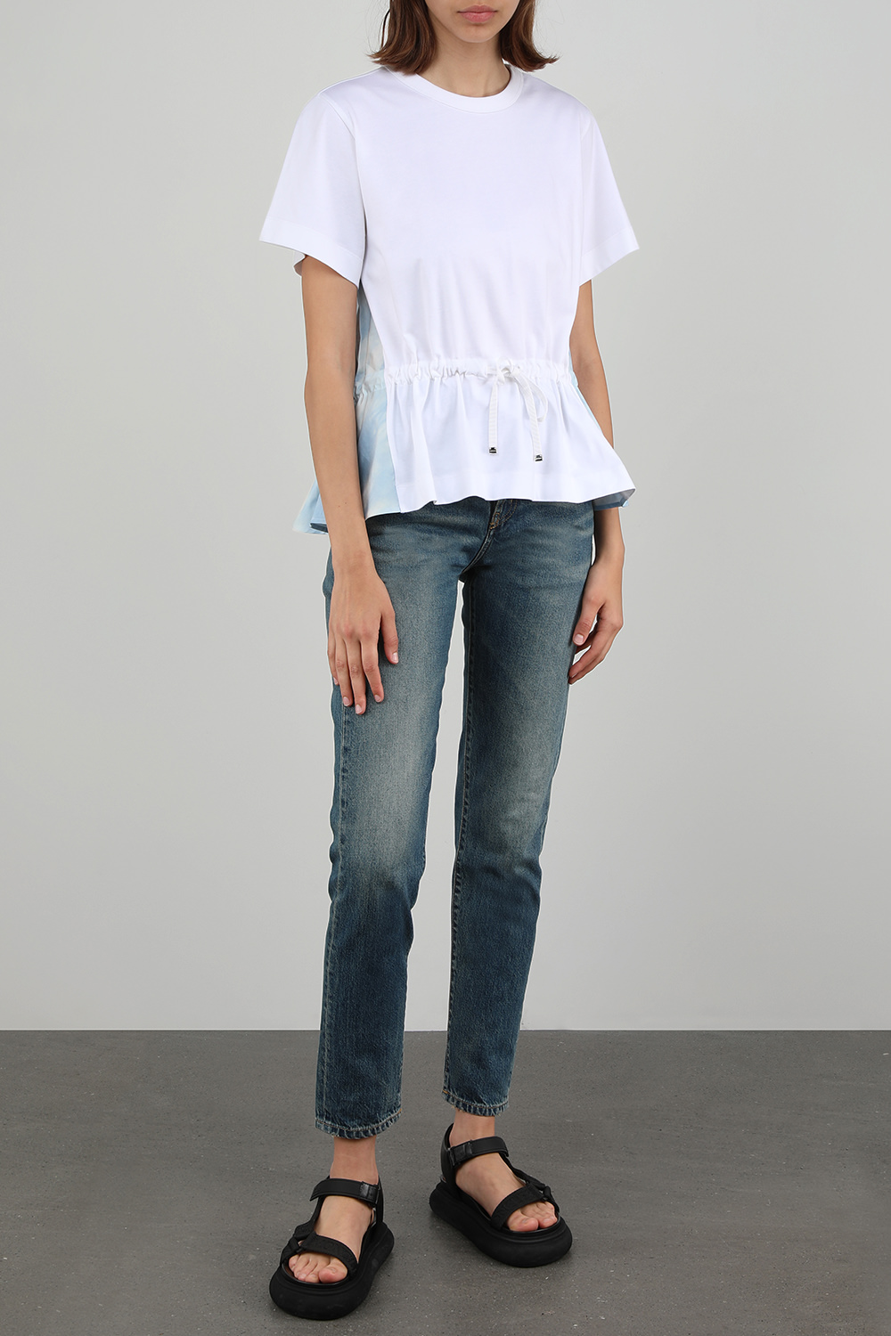 חולצה לבנה עם קשירה ופרינט טאי-דאי תכלת